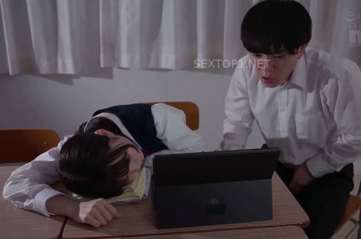 Phát hiện tiền bối mà tôi luôn ngưỡng mộ lại đang đọc truyện người lớn rồi ngủ quên