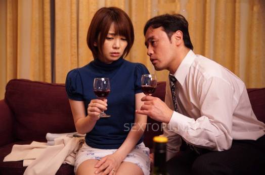 Chồng cá cược với đối tác rằng anh ta sẽ không gạ chịch được vợ mình và cái kết